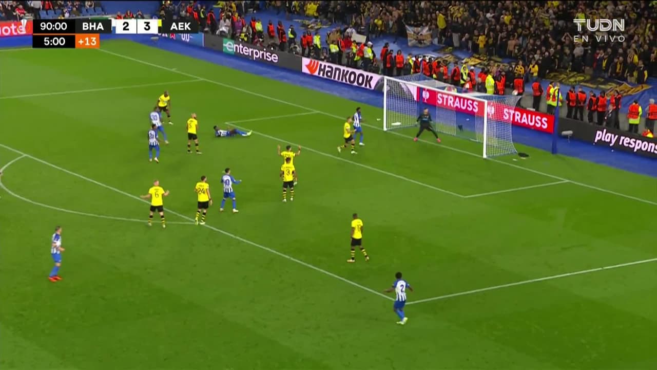 ¡TIRO ATAJADO! disparo por Pascal Groß.