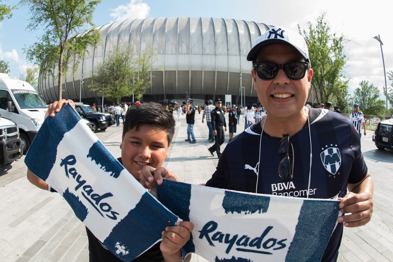 Las aficiones del Monterrey y de Tigres vivieron su propio partido en las tribunas y a las afueras del estadio. Estas son las mejores imágenes.