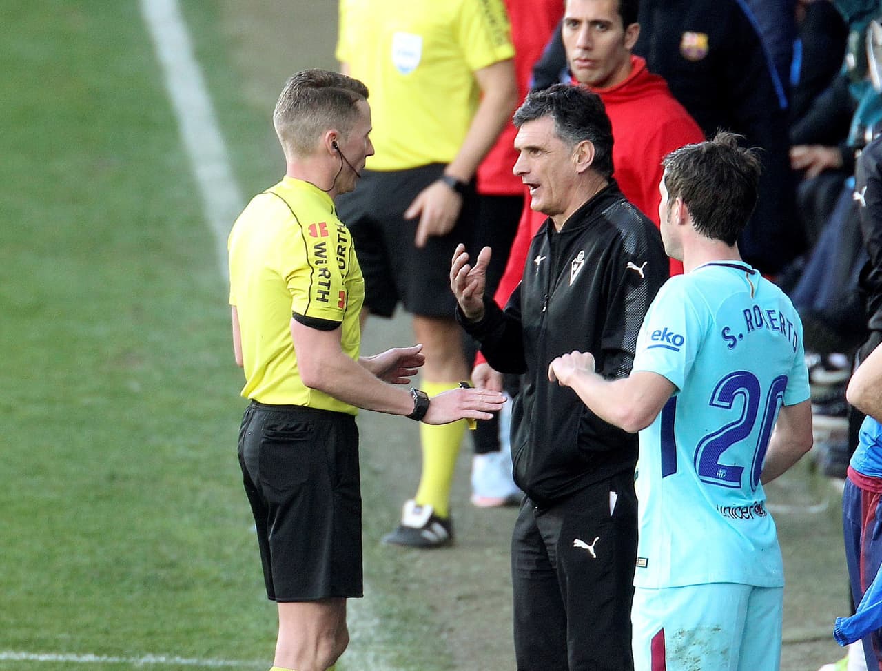 El entrenador José Luis Mendilibar, del Eibar, saltó al campo con: Dimitrovic, Peña, Arbilla, Ramis, José Ángel, Orellana, Dani García, Diop, Iniui, Jordán, Kike.