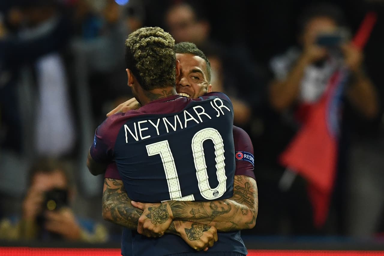 Neymar y Alves han mostrado que son una llave de buen juego, algo que se ratifica fuera de la cancha.