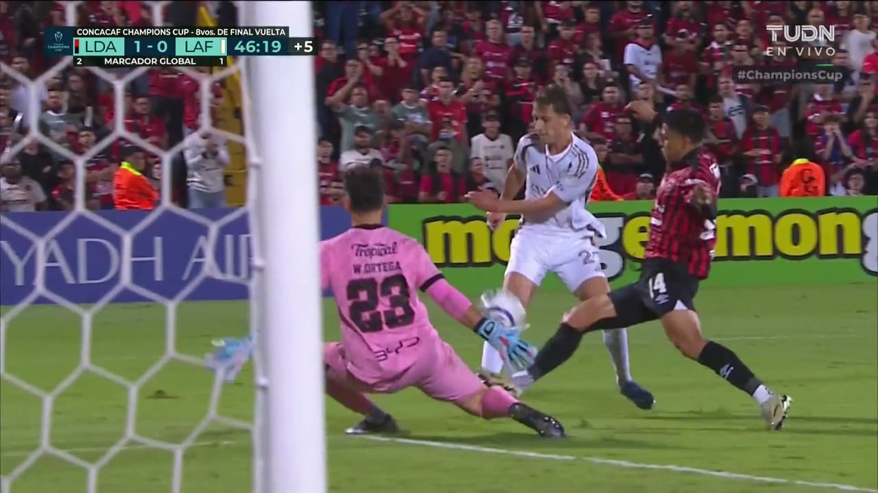 ¡Se salva el Alajuelense! Gran pase de Son pero mejor el bloqueo de Bran