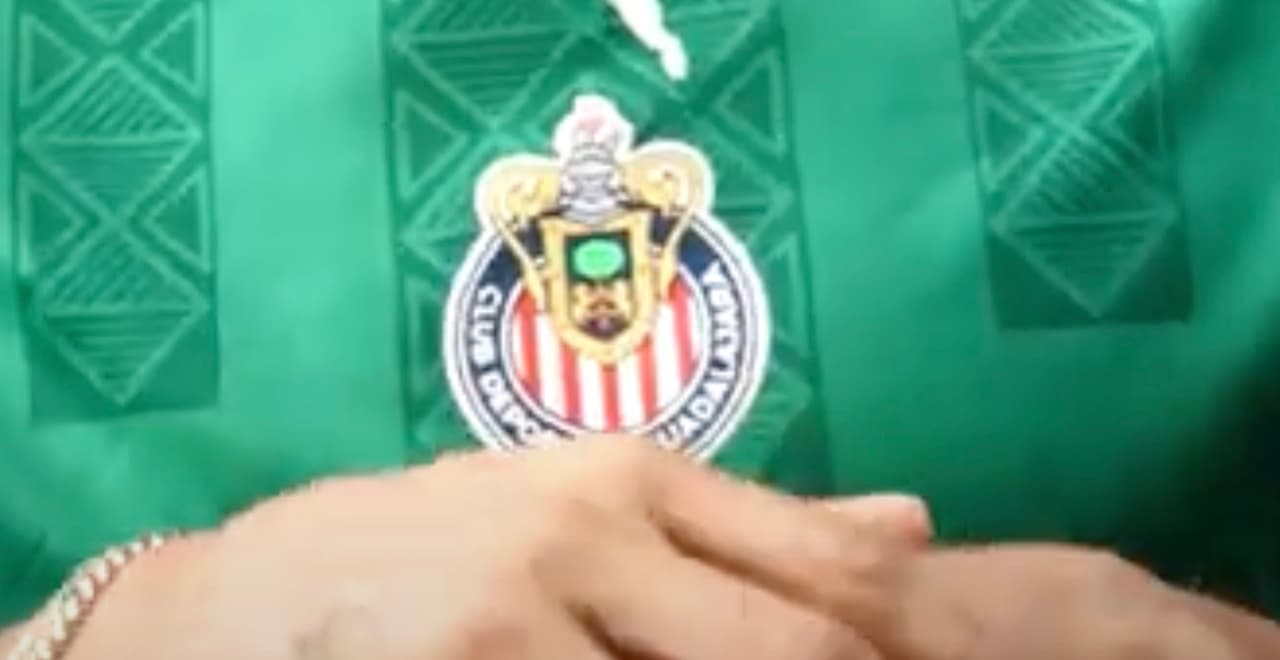 Chivas lanza uniforme 'Edición México' al estilo del Tri con todo y jugadores