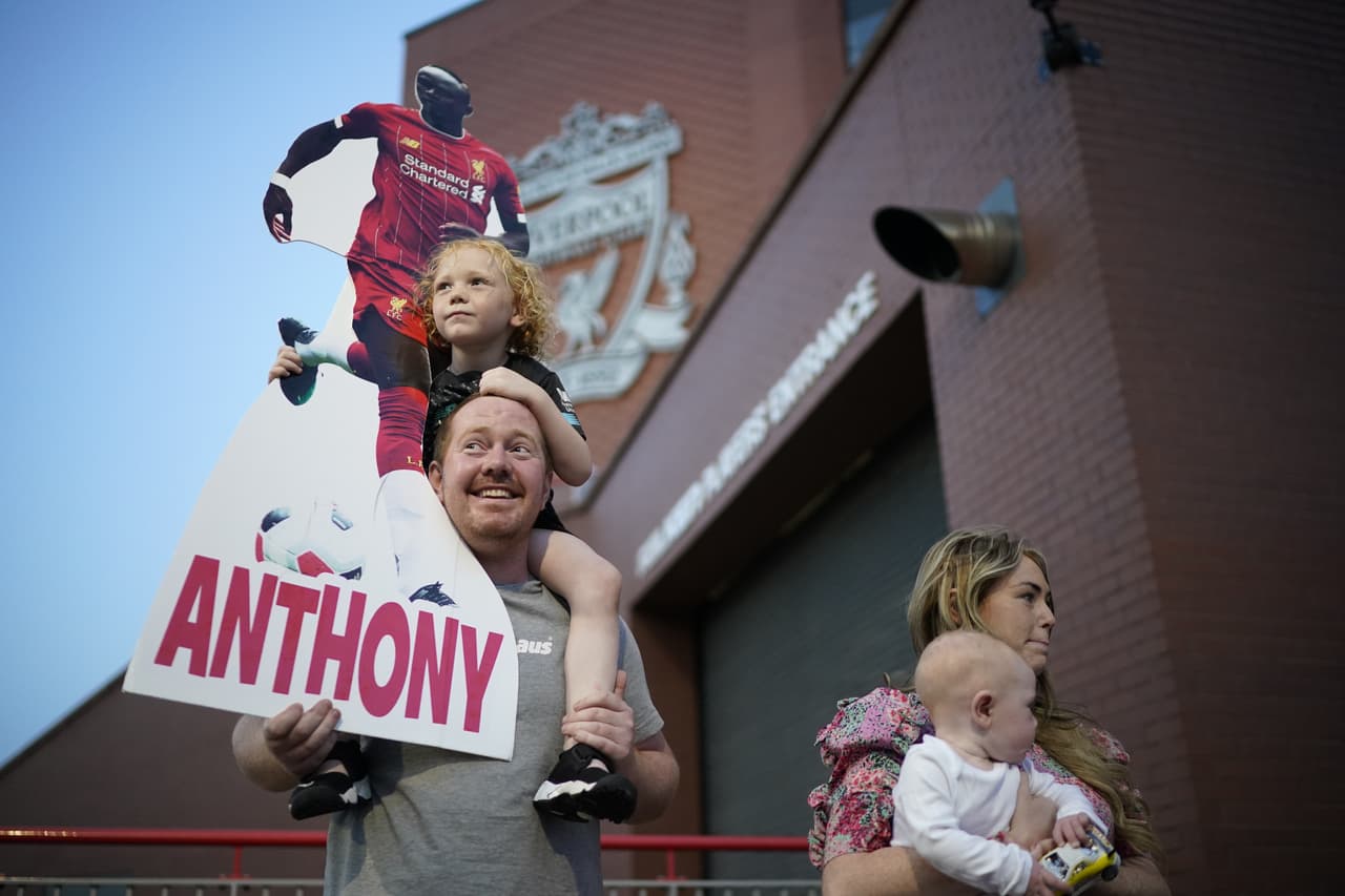 Familias también se unieron y acudieron a Anfield, sin importar que el Liverpool no jugara hoy.