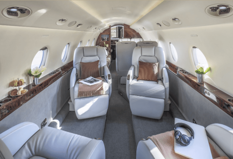 Este jet tiene capacidad para 10 pasajeros.