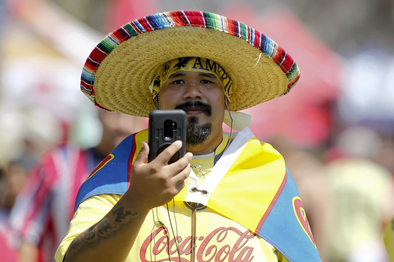 Los hinchas de América y Chivas de Guadalajara vivieron en Los Angeles una edición del Clásico Nacional en medio de la rivalidad de dos grandes y la hermandad entre dos clubes del mismo país.