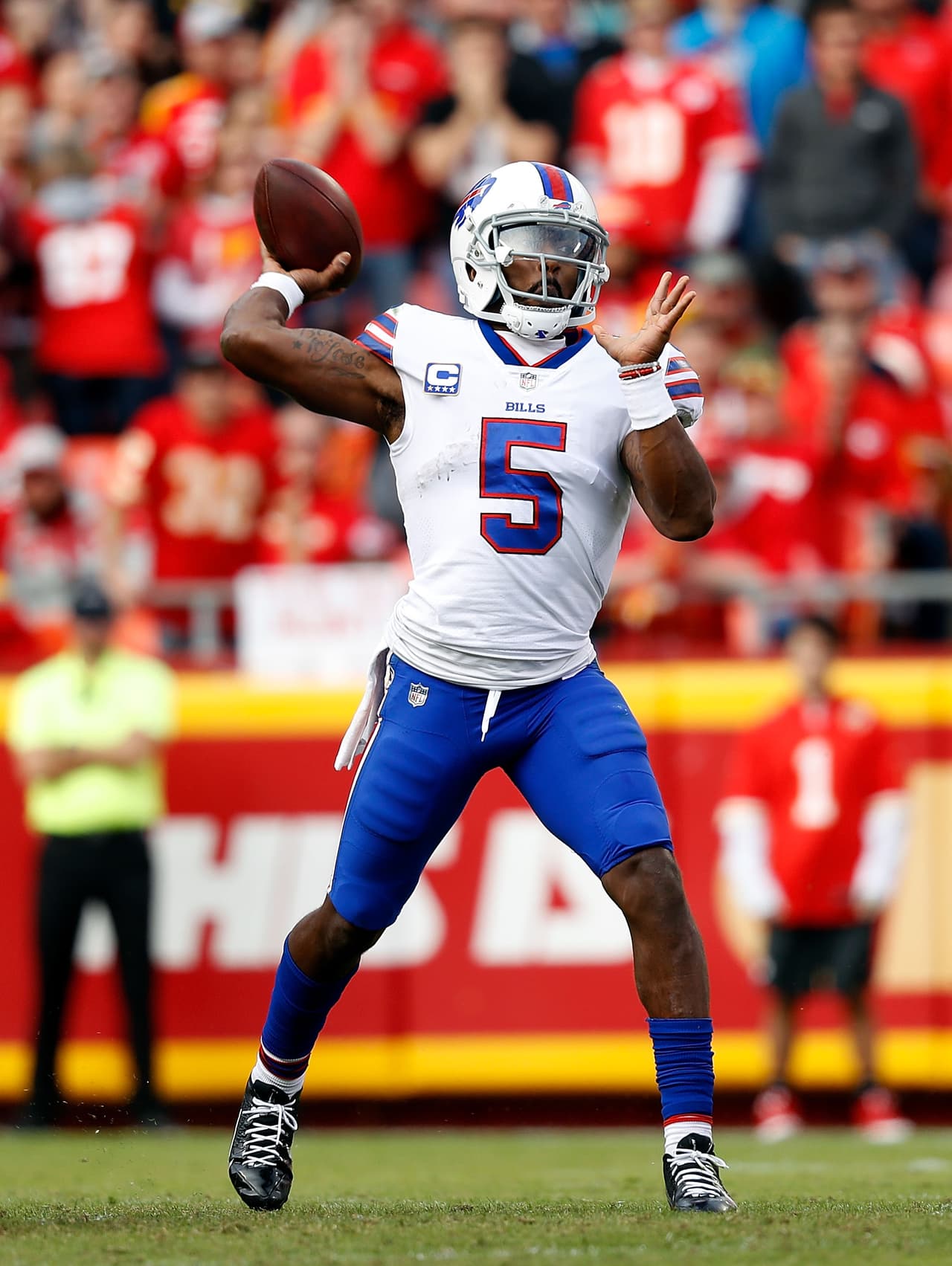 Tyrod Taylor, mariscal de campo de los Bills, acertó 19 de 29 envíos para 183 yardas con un pase de anotación.