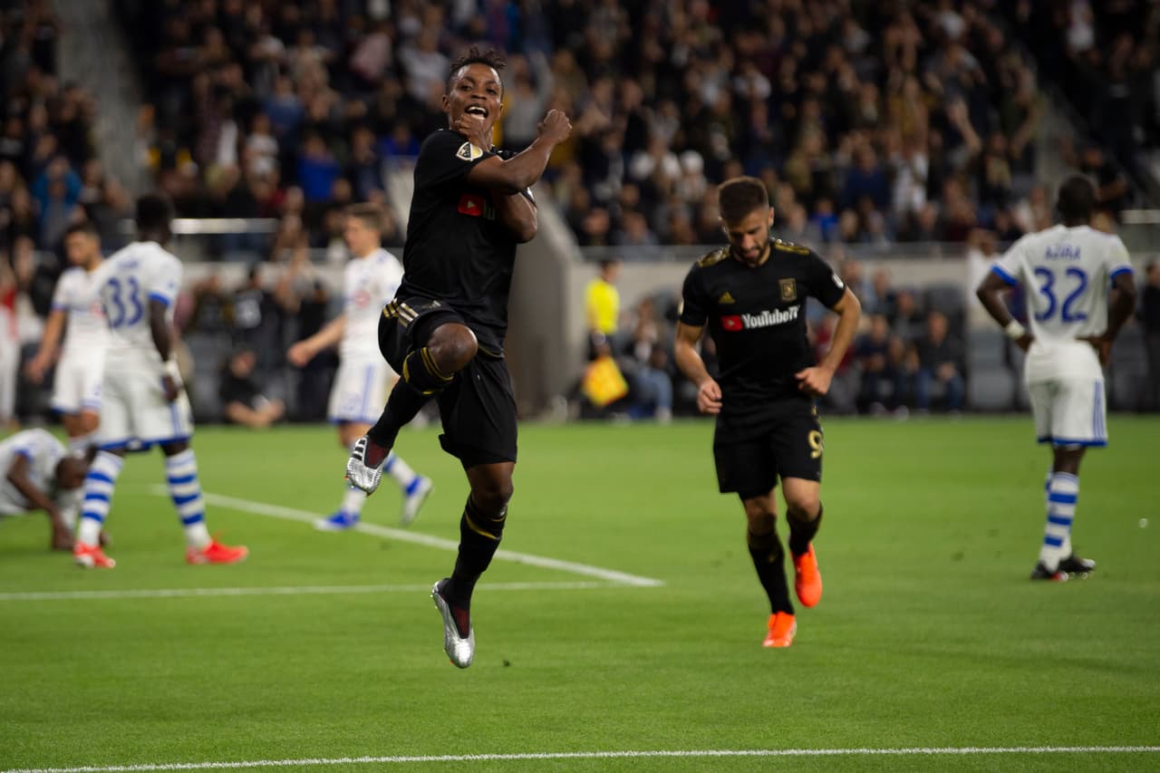 Al minuto 31' Latif Blessing (centro) marcó el 3-0 de LAFC tras el pase de Carlos Vela, la primera asistencia del mexicano en la noche.