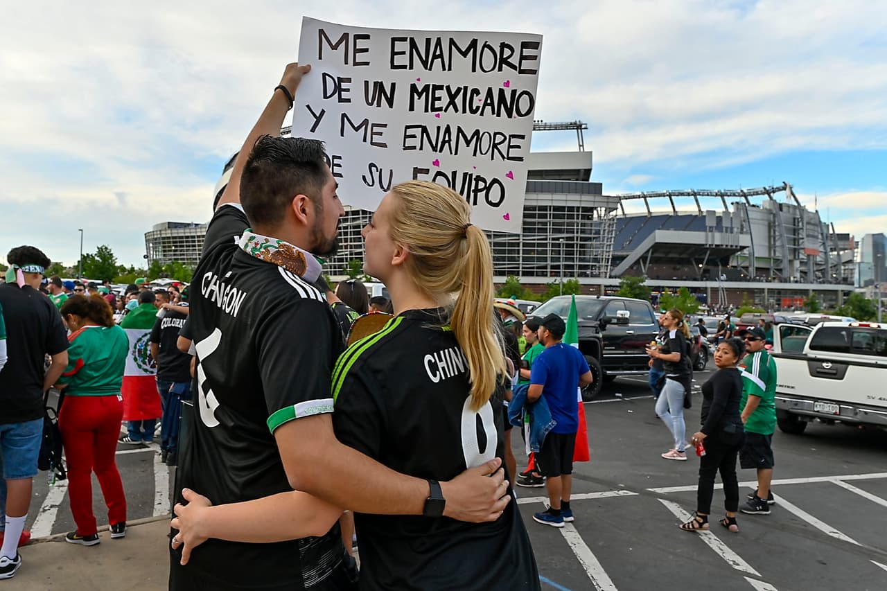 Las fanáticas le dan un ingrediente especial a la Copa Oro y en algunos casos el amor por el fútbol no solo encierra la pasión por unos colores. La fiesta del fútbol con las mujeres en los estadios de Estados Unidos.