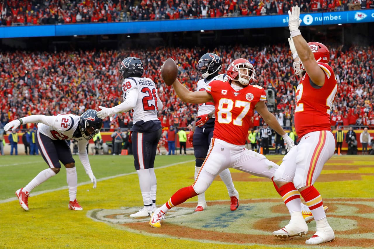Kansas City regresa de un 0-24 en el primer cuarto y destroza a los Texans con un Mahomes imparble. con 5 touchdowns.