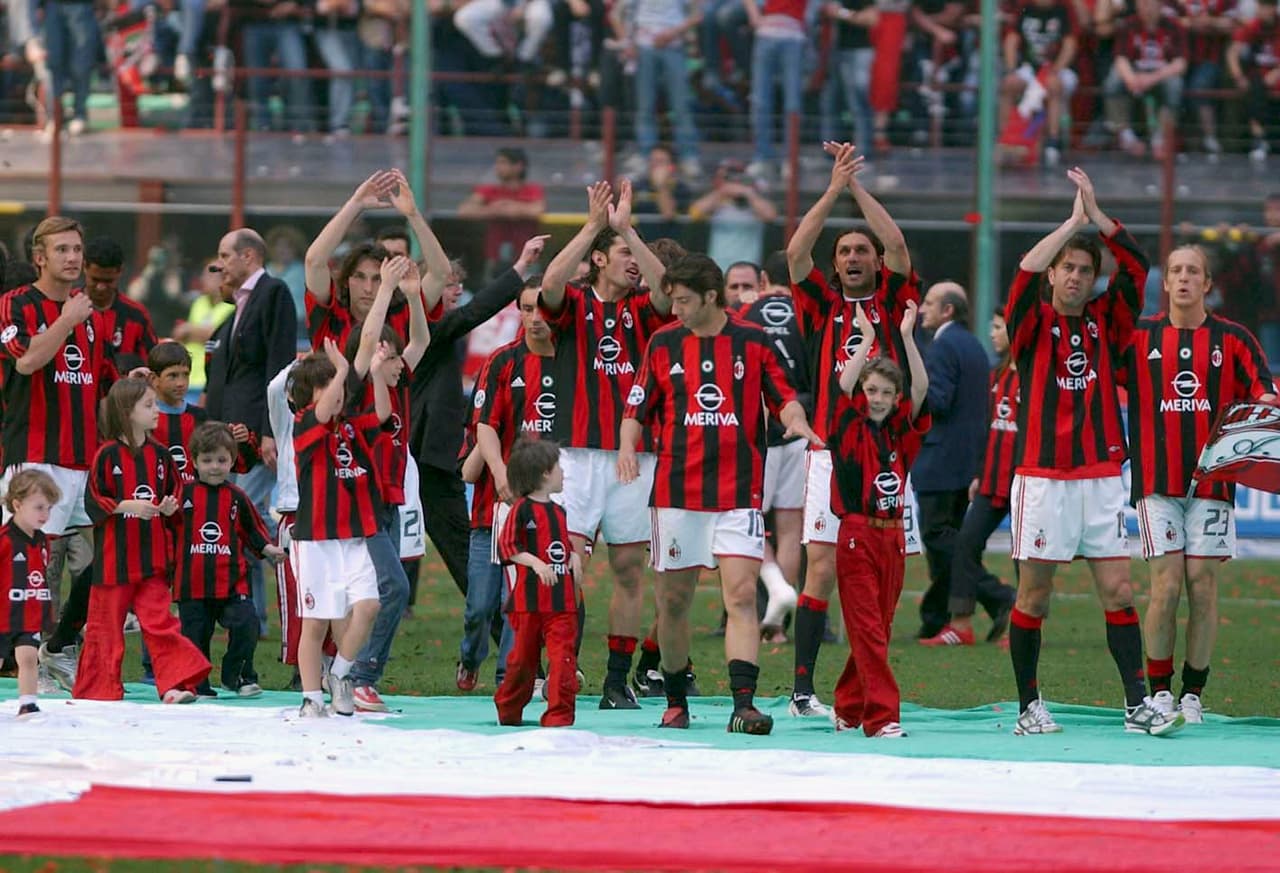 <b>A.C. Milan (Italia / 2003-2004) - </b>Después de ganar la Champions League, Carlo Ancelotti no quiso sumar muchos hombres a su plantilla. Llegaron un joven Kaká, Nicola Pozzo y Cafú, que ya estaba cerca al retiro. Pues ganaron la Serie A con 11 puntos de diferencia sobre la Roma.