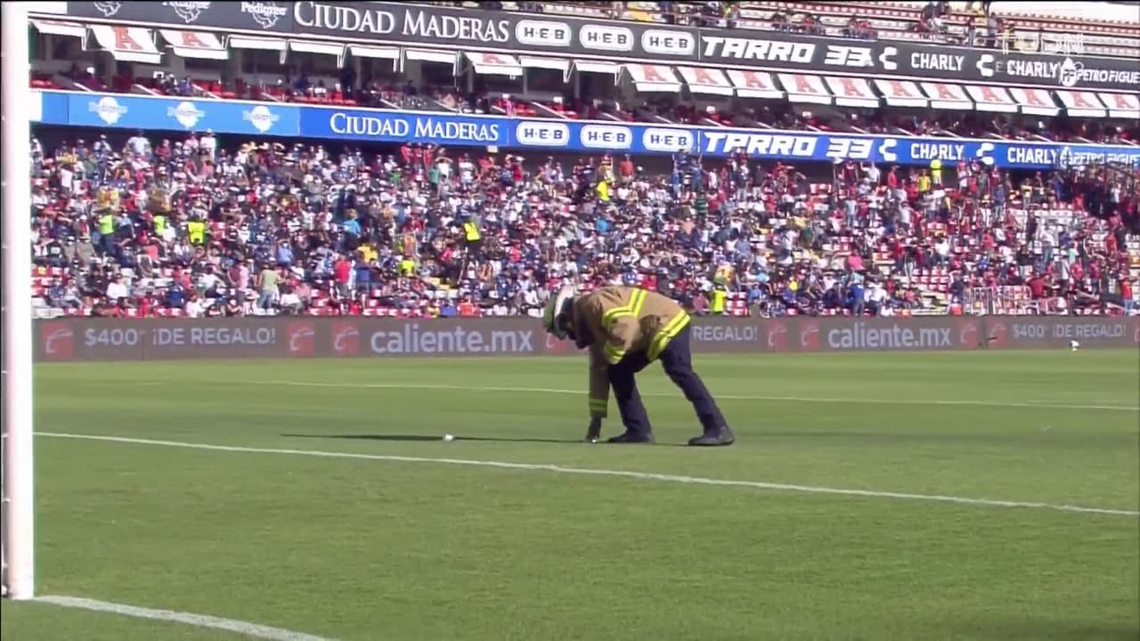 Arranca el partido y la pelota está en juego.