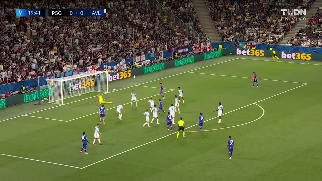 ¡GOL!  anota para Paris Saint-Germain. Khvicha Kvaratskhelia