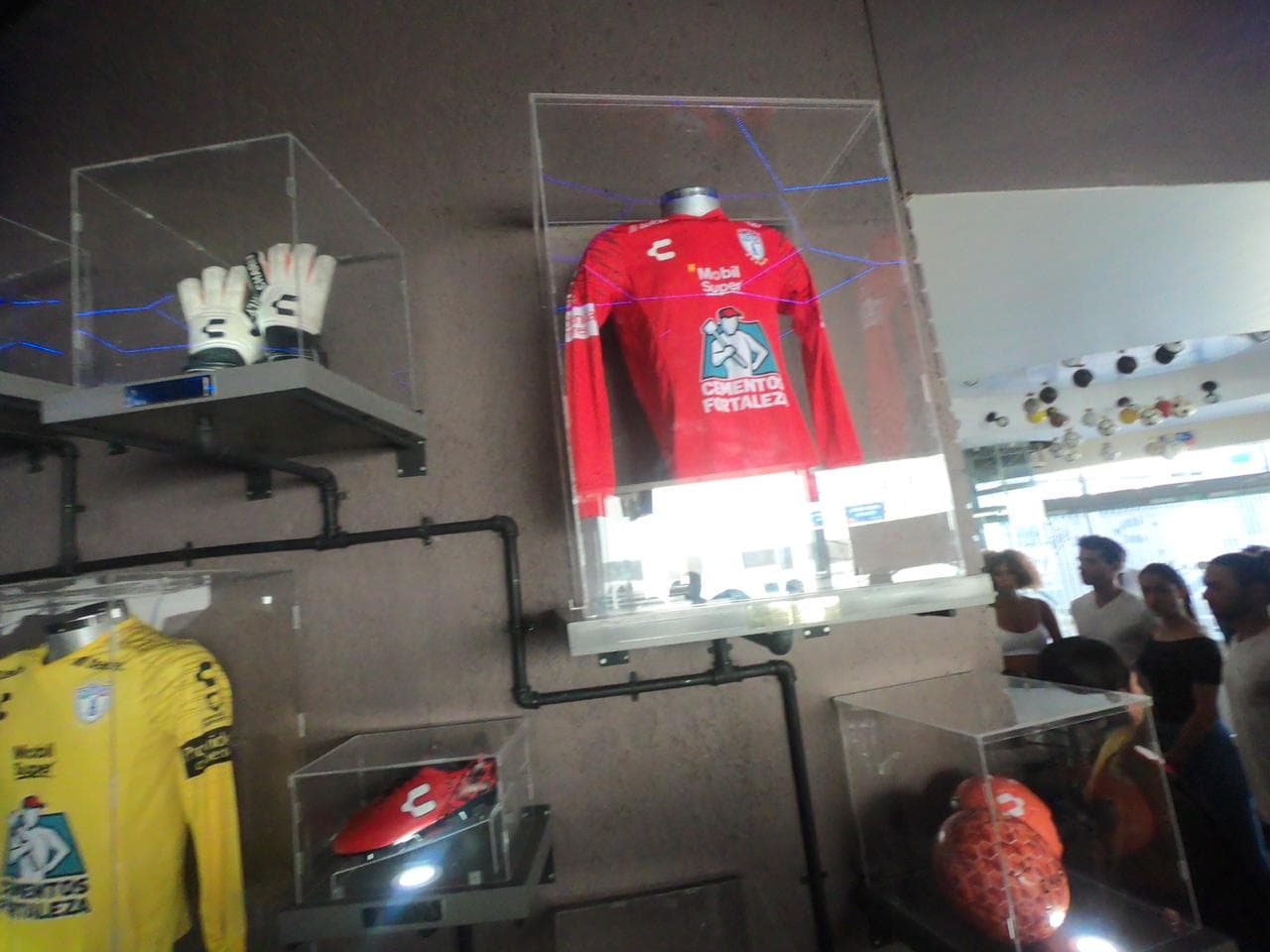 En la noche del viernes fue presentada la nueva playera del Pachuca con la que competirá en el Apertura 2019 de la Liga MX, con protagonismo de sus futbolistas del plantel masculino y femenino.