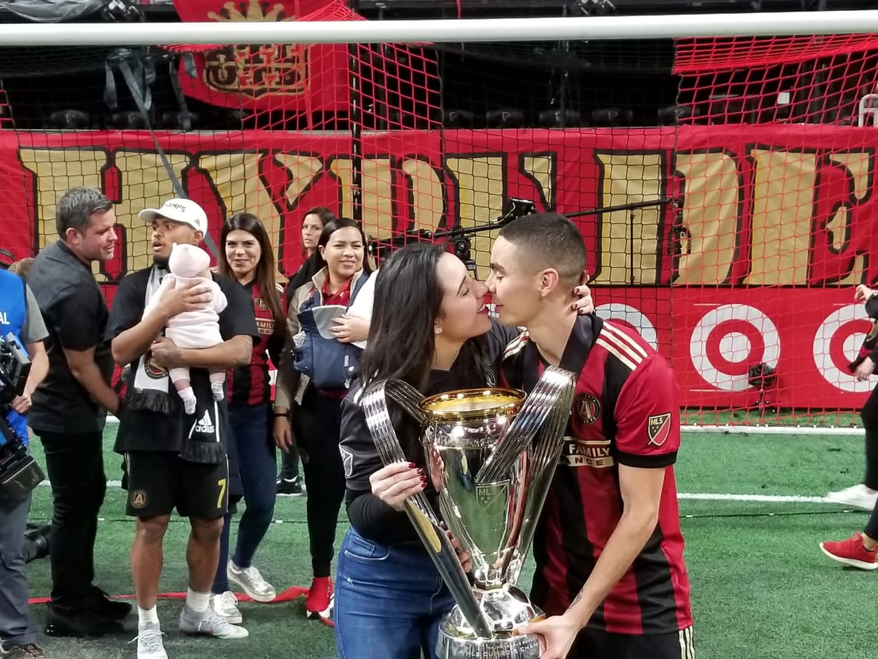 La vuelta olímpica y la celebración continuaron en el campo del Mercedes-Benz Stadium de Atlanta.