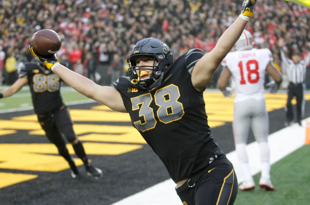 <b>10) TJ Hockenson (Iowa, TE)</b>, el ala cerrada con mejores credenciales en esta Draft parece ser la pieza preciada para los Denver Bronco, procedente de los Hawkeyes.