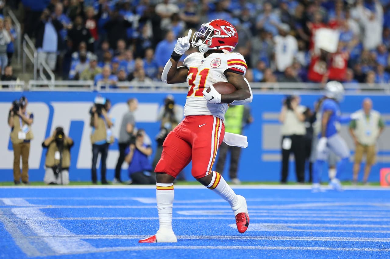 Darrel Williams de los Kansas City Chiefs celebra el touchdown con el que vencieron a los Detroit Lions en Ford Field y mantuvieron el invicto.