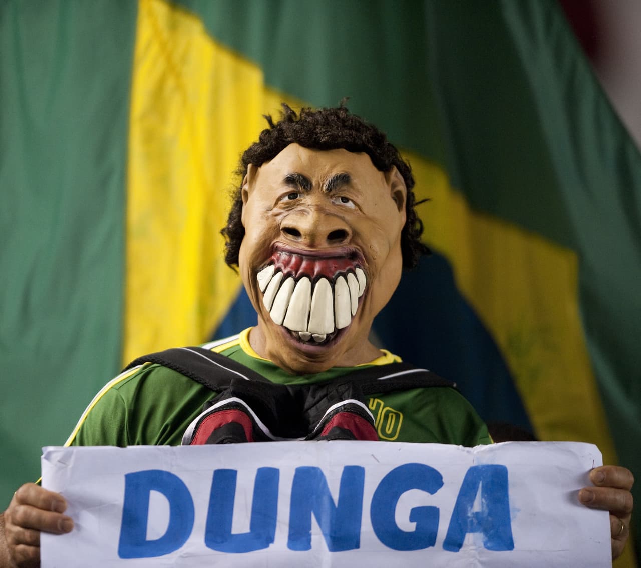 El fútbol es una fiesta que parece un Halloween constante, con disfraces y atuendos llamativos y divertidos que sirven como una forma de expresión tanto para la crítica como para el homenaje.