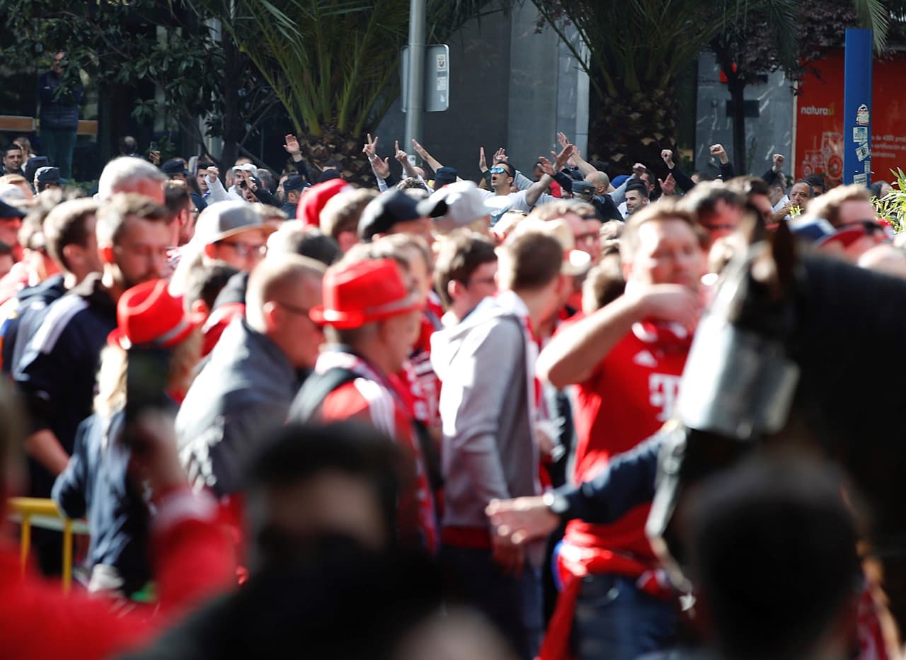 Fanáticos alemanes se tomaron la Plaza Mayor de la capital española en la fiesta previa de Real Madrid-Bayern Munich, escoltados por las autoridades para el juego de vuelta de semifinal de Champions.