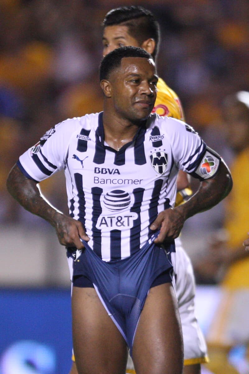 El delantero colombiano Dorlan Pabón lamenta una opción perdida para Monterrey.