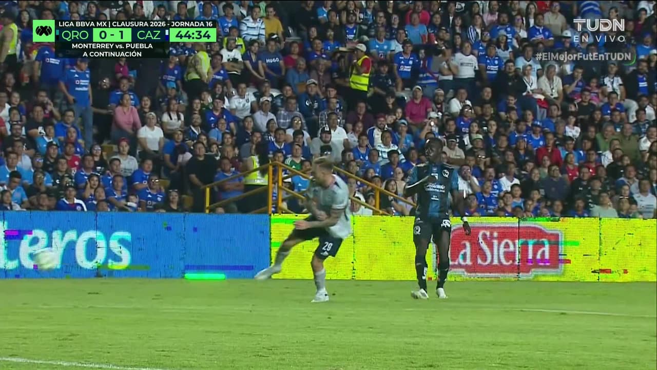 ¡CERCA! Santiago Homenchenko disparó que se estrella en el poste.