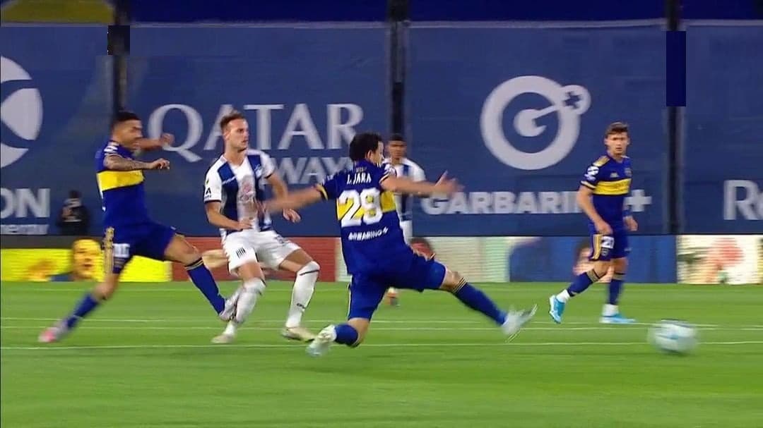 Carlos Tévez no fue expulsado por este tremendo planchazo