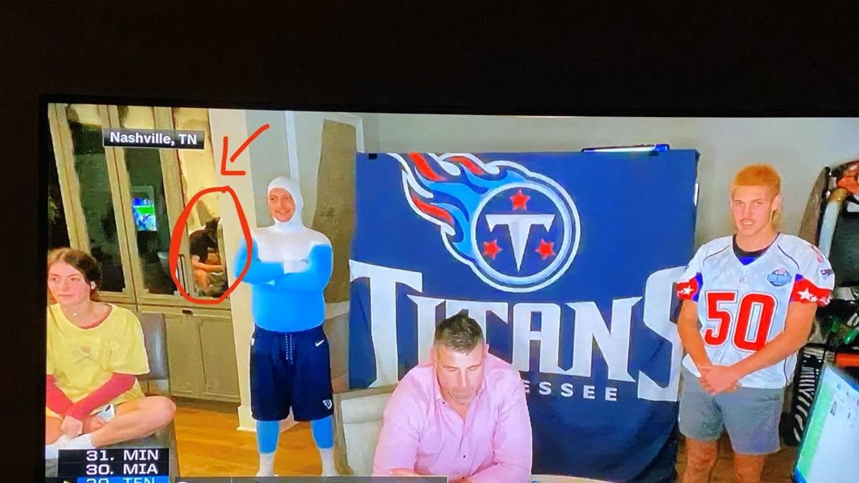 Coach de Titans aclara 'la escena del baño' durante el Draft
