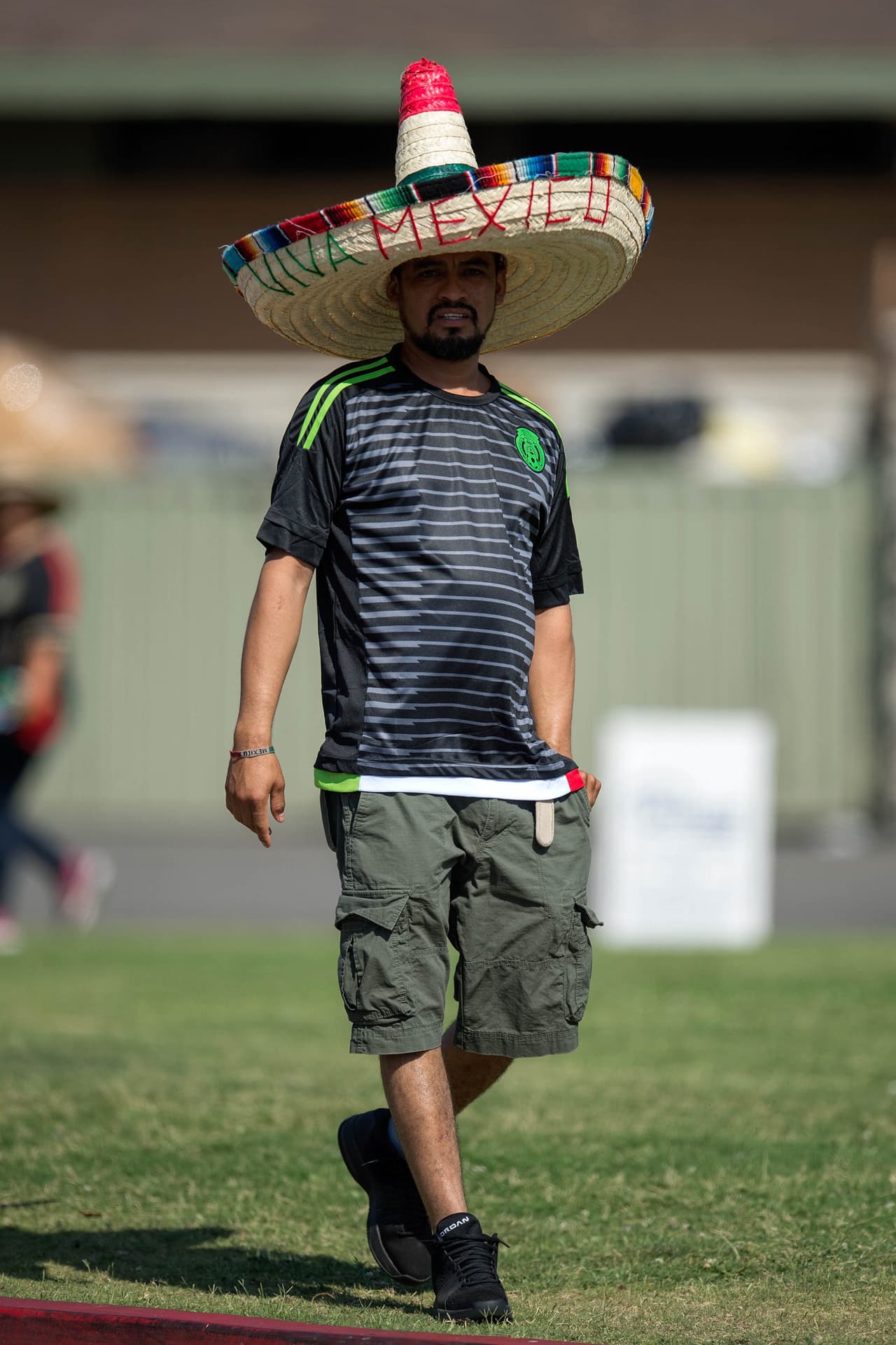 Disfraces, maquillaje, banderas, sombreros e incluso un poco de humor de parte de los aficionados mexicanos. Cuando México juega en Estados Unidos, la fiesta está asegurada.