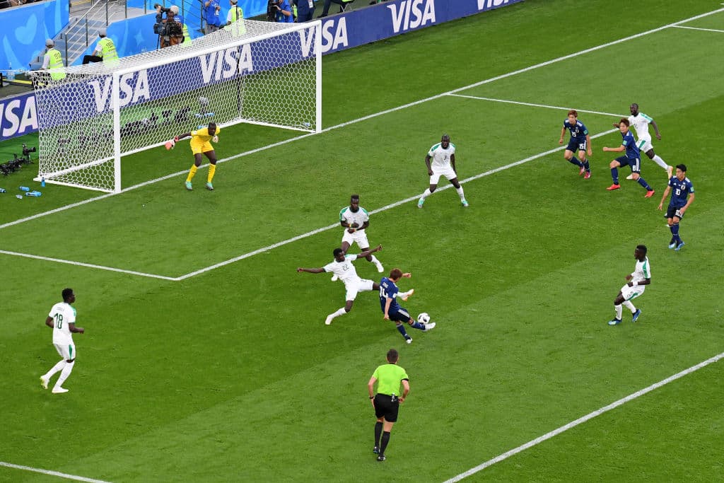 Takashi Inui recibió una de esas asistencias de larga distancia y definió de pierna derecha al palo izquierdo del arquero para el 1-1 al minuto 34 del primer tiempo.