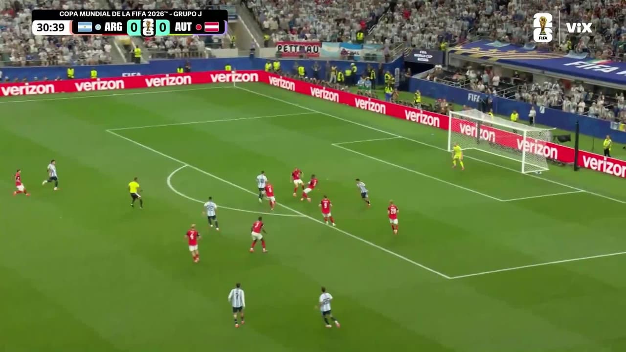 ¡Alaba salva a Austria! Reacción increíble ante el disparo de Messi