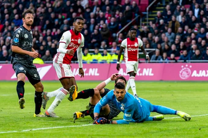 El Ajax vence 2-1 a Sparta Rotterdam y sigue siendo líder de la liga holandesa. Los goles del Ajax fueron por parte de Van de Beek y Gravenberch, y por parte de Rotterdam fue Piroe. Edson Álvarez permaneció en banca.