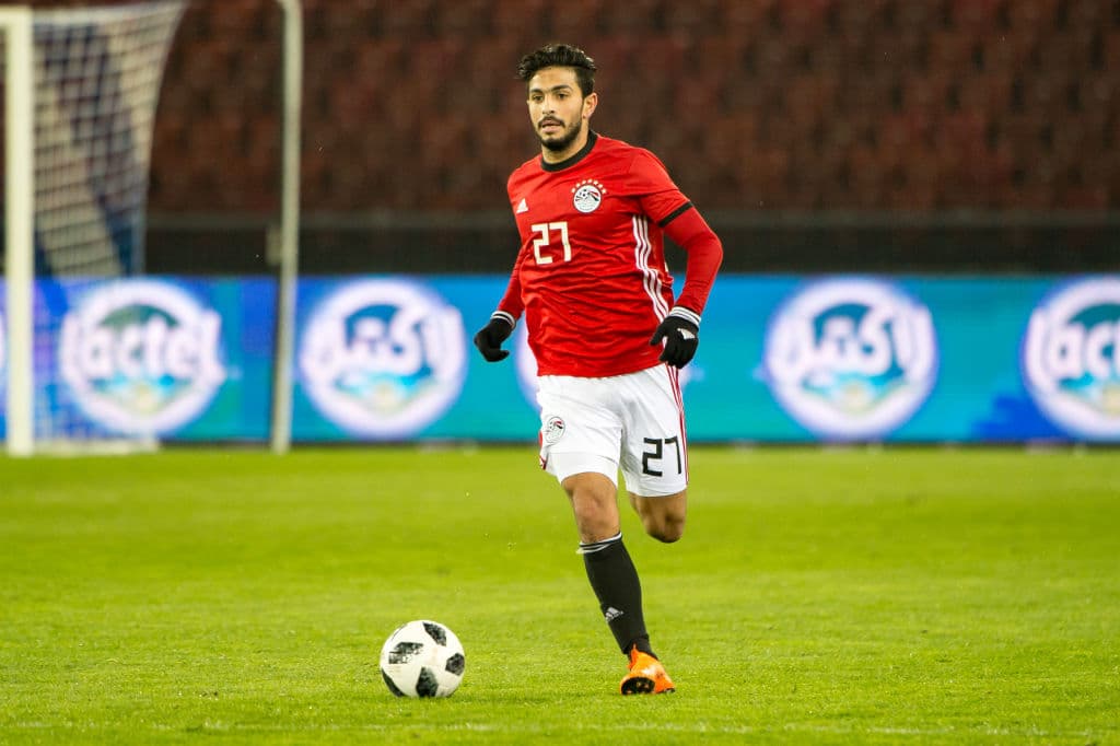 El defensa Ayman Ashraf, del Al Ahly de la liga egipcia, conduce el esférico mientras piensa que la presencia de Salah ayudará al espíritu del equipo en su segunda aventura mundialista.