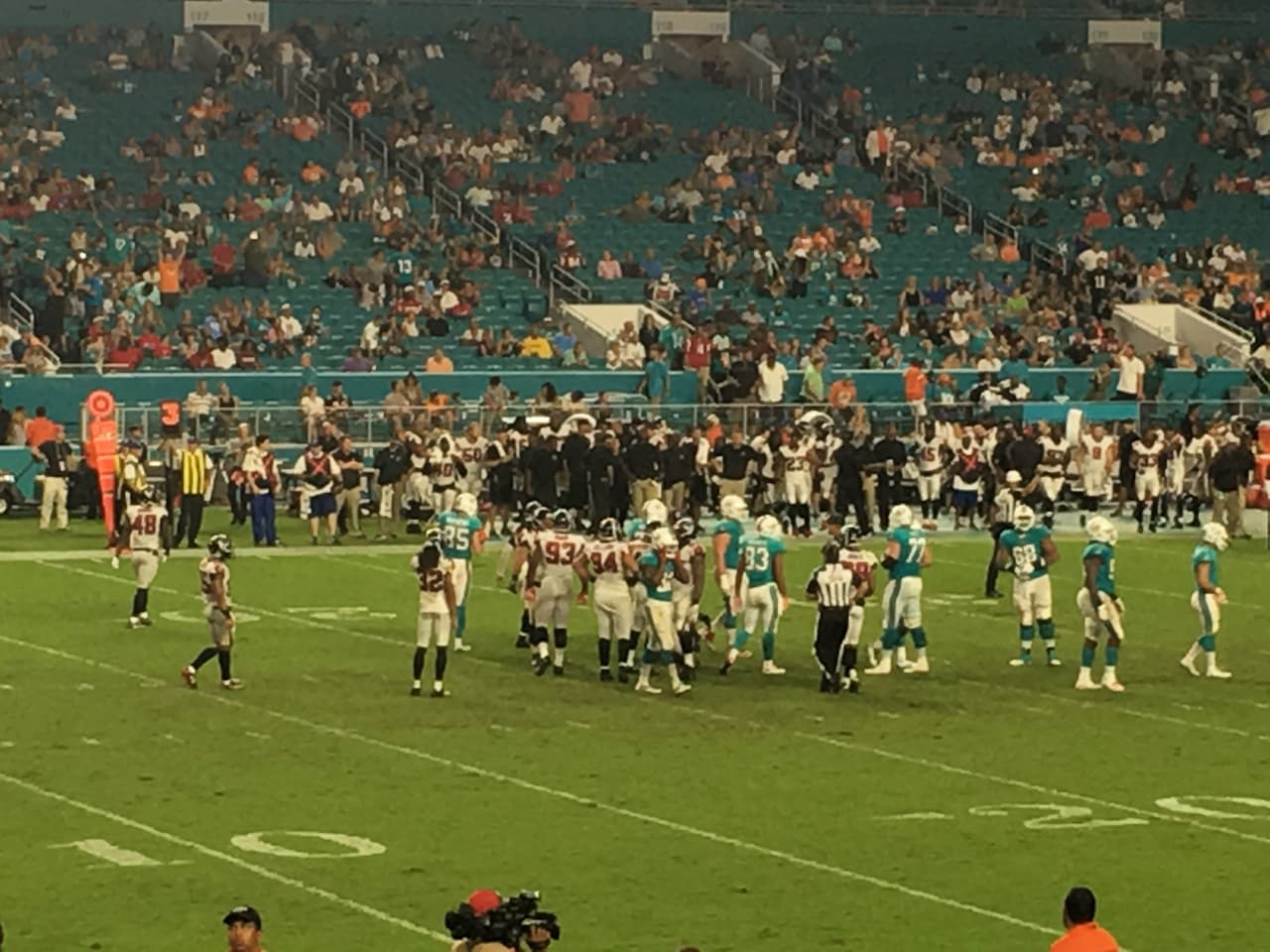 Miami revivió la pasión en la pretemporada de la NFL con el triunfo de los Dolphins 23-20 contra Atlanta Falcons y los fanáticos compartieron sus vivencias en alrededores del estadio y tribunas.