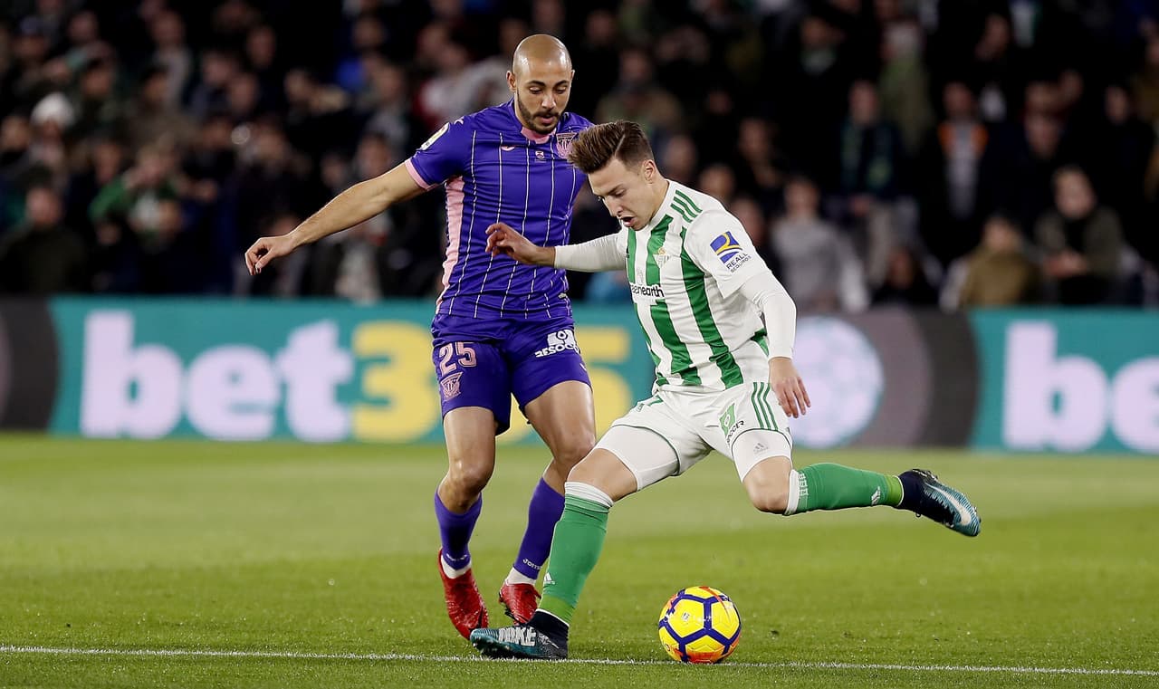 GRAF2728. SEVILLA, 15/01/2018.- El defensa del Real Betis Jordi Amat (d) intenta despejar el balón presionado por el marroquí Nordin Amrabat, centrocampista del Leganés, durante el partido de la decimonovena jornada de Liga en Primera División que se disputa hoy en el estadio Benito Villamarín, en Sevilla. EFE/José Manuel Vidal.