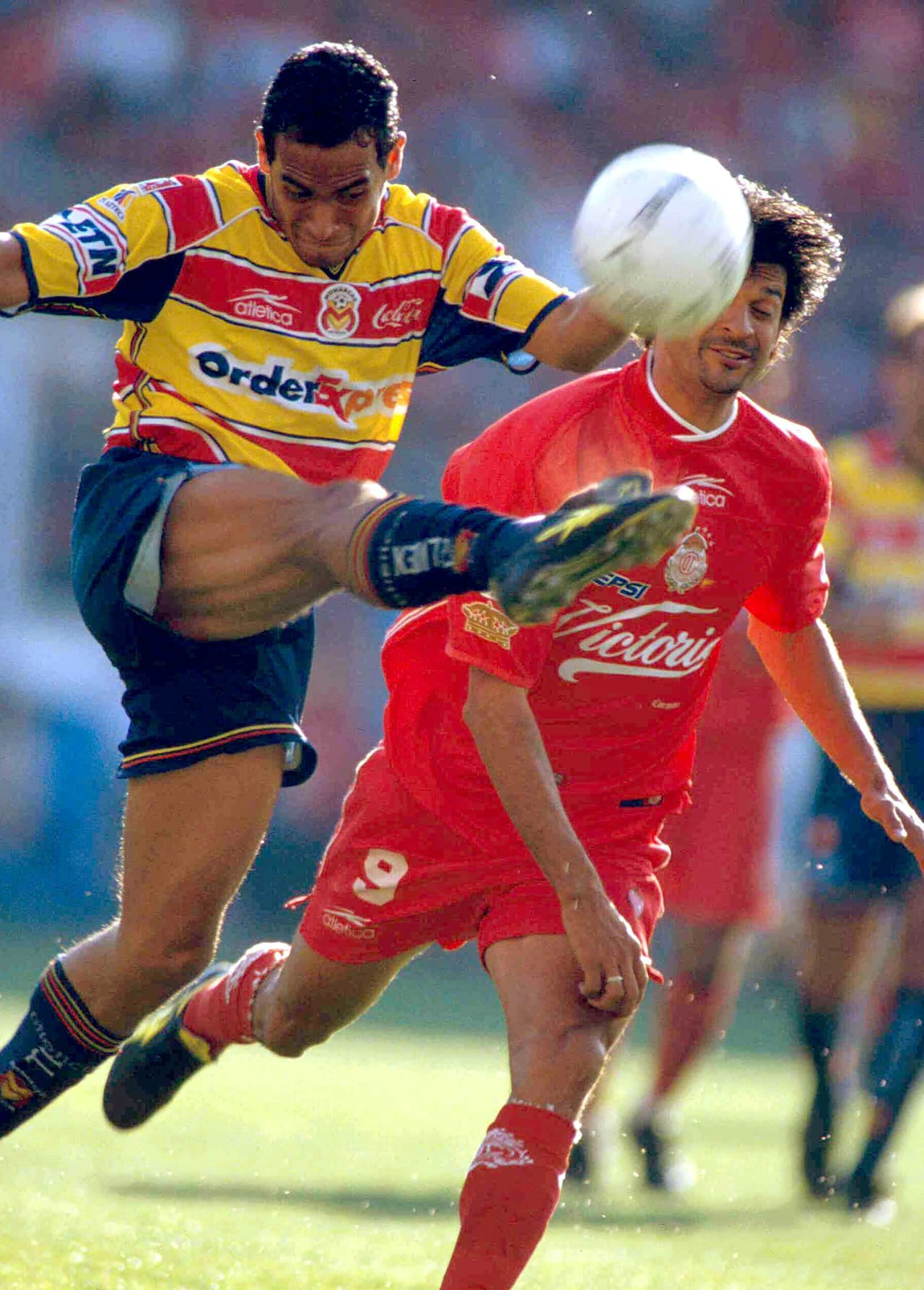 El juego de ida finalizó 1-0 en el Estadio Morelos con una anotación de Javier Saavedra, pero en el juego de vuelta los escarlata mostraron todo su poder y apabullaron 4-1 a Monarcas. Morelia inició ganando con un gol de Adolfo Bautista en el minuto uno. Pero Salvador Carmona, Israel López, Cardozo y Rafael García dieron el triunfo y el título a los Diablos.