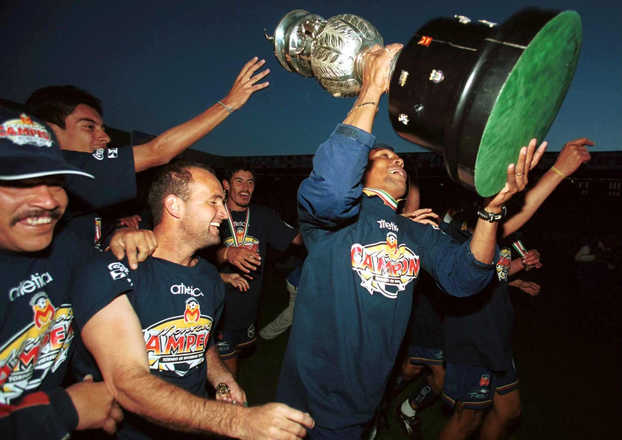 El empate a tres goles global hizo necesario el cobro de tiros penales para definir a los ganadores. Aún se recuerda a Heriberto Ramón Morales sonriendo antes de cobrar el tiro definitivo que dio la victoria a los de Morelia.