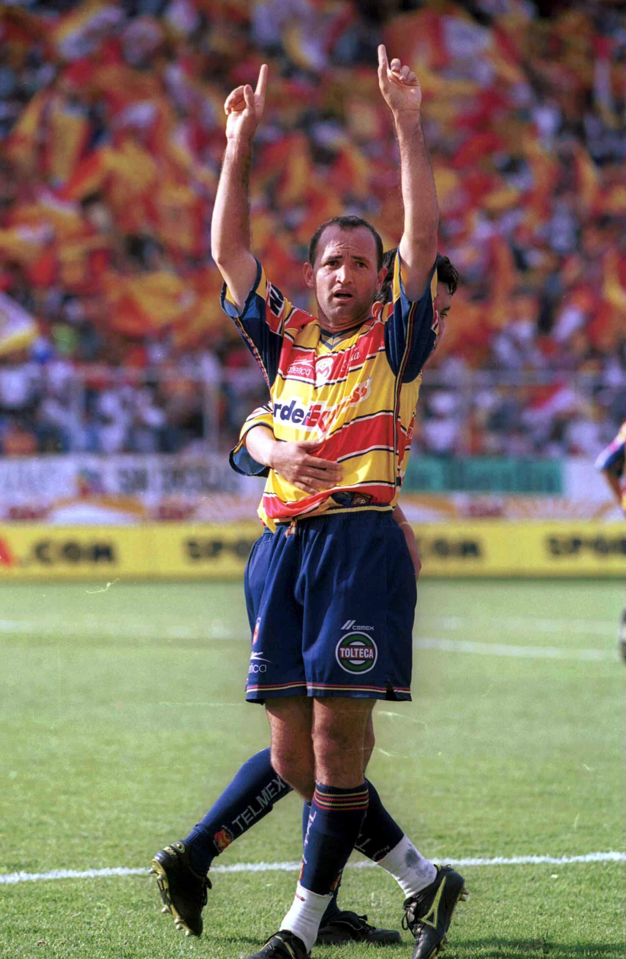 Un par de años antes, la historia fue distinta. Morelia obtuvo su primer y único título hasta el momento en el Invierno 2000 a costa de Toluca. Al conjunto purépecha lo dirigía Luis Fernando Tena y finalizó el torneo regular en quinto sitio.