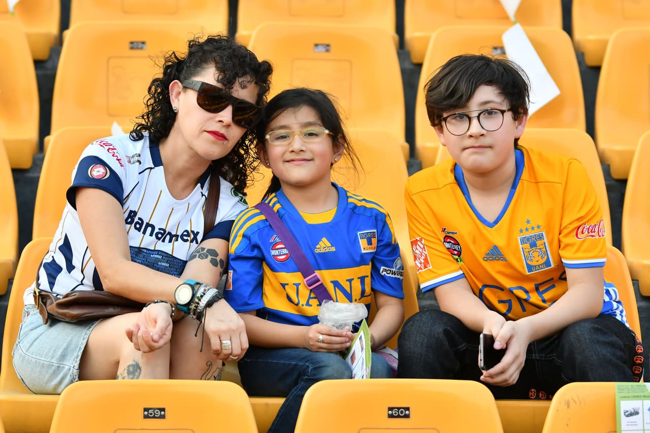Los fanáticos de Tigres y Pumas viven el encuentro por la Jornada 13 del Clausura 2019 en el Estadio Universitario de la Universidad Autónoma Nuevo León.