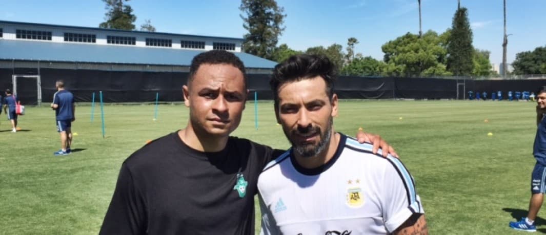 Jamael Cox junto a Ezequiel Lavezzi