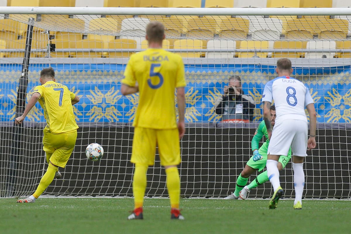 El delantero Andriy Yarmolenko (izquierda), compañero de Javier 'Chicharito' Hernández en el West Ham, se encargó de anotar el gol de los ucranianos de tiro penal al minuto 80.