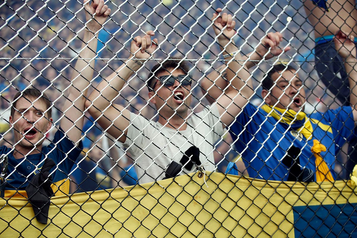 Los hinchas de Boca Juniors y River Plate viven con pasión la ida en la final de Copa Libertadores. Los xeneizes lo disfrutan en La Bombonera, mientras los 'millonarios' apoyan en el Monumental, pues no pueden ir al estadio de su rival.