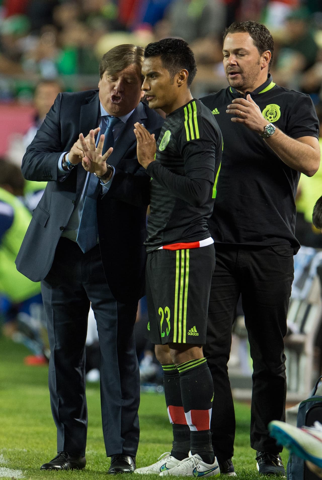 8 José Juan "Gallito" Vázquez no suele fallarle al "Piojo" en esta ocasión no fue la excepción. Su entrada, junto con la de Esquivel, cambió el esquema y el ánimo del Tri, su tipo de juego también.