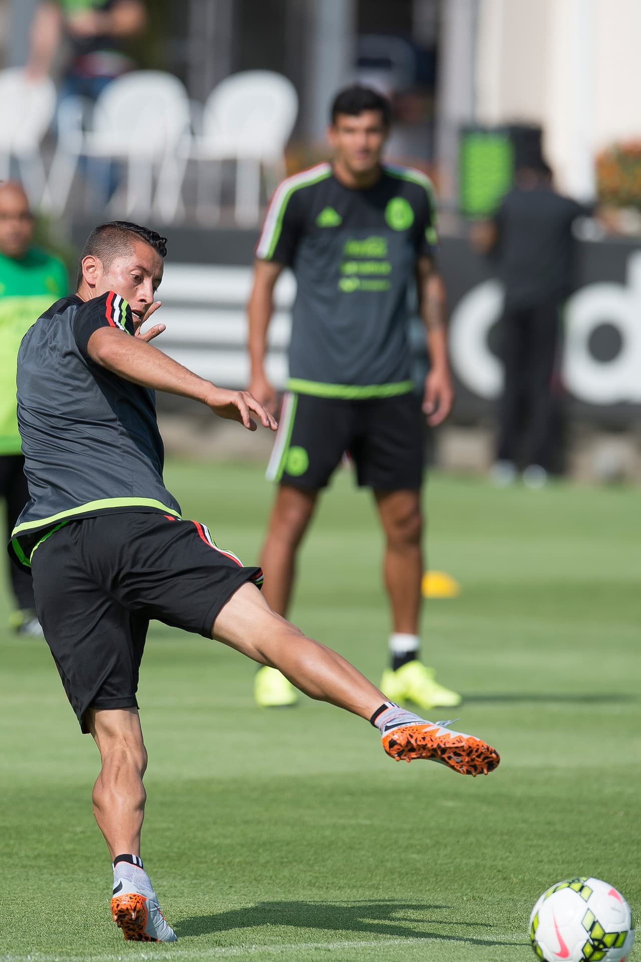 9 Carlos Esquivel le cambió el rostro al equipo mexicano. Jugó en el mediocampo por derecha o detrás de Vela y Gioavani fue fundamental para el empate. Un pase suyo fue aprovechado por "Chicharito" para igualar el marcador.