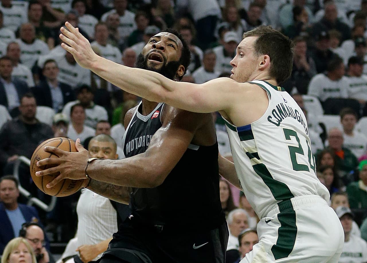 Luego de una falta en el tercer cuarto sobre Giannis, el poste de los Pistons Andre Drummond (izq) fue expulsado del juego al cobr´ársele una falta flagrante de tipo 2, derivando en la expulsión automática.