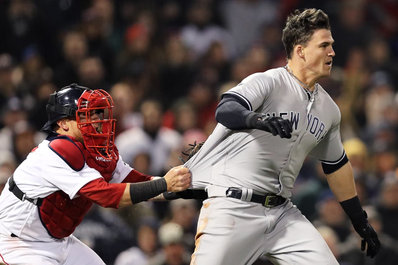 El cátcher Christian Vázquez intentó colgarse de la franela de Austin sin lograr frenar al jugador de la novena neoyorquina.