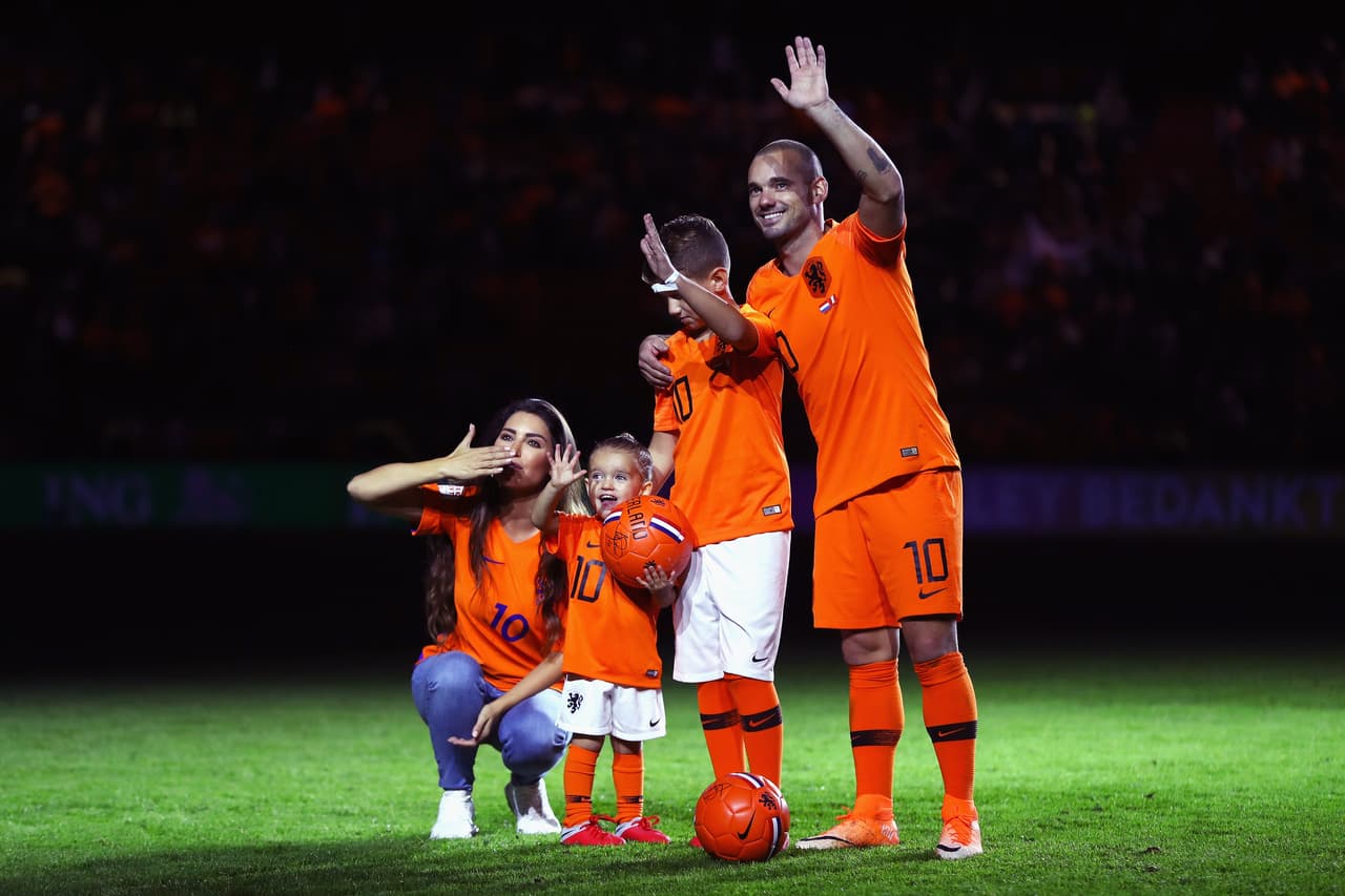 Durante septiembre del 2018, Holanda disputó un juego amistoso ante Perú y Sneijder fue homenajeado en el estadio de Ámsterdam en compañía de su familia.
<br>
