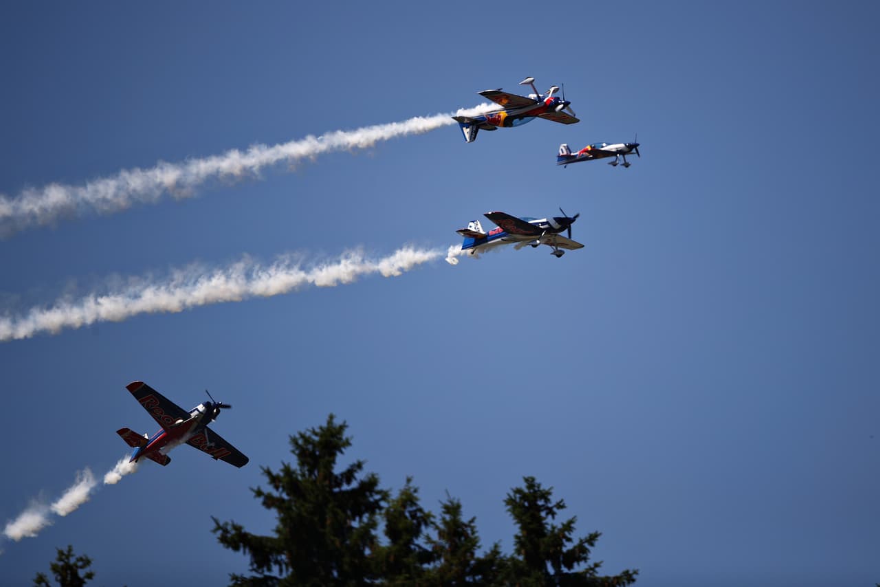 La belleza de las modelos, los fanáticos del neerlandés Max Verstappen, los espectáculos aéreos y el colorido hacen parte de la fiesta fuera de la pista en el Gran Premio de Austria en la Fórmula 1.