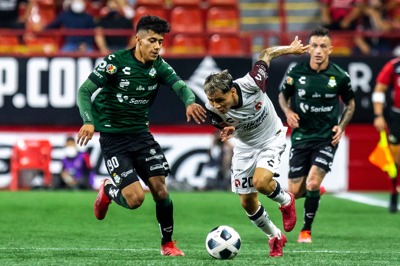 Misael Domínguez generaba peligro en el campo contrario.