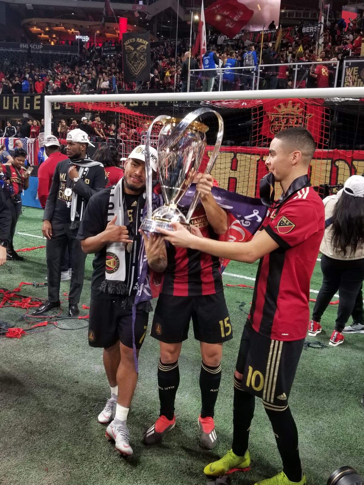 La vuelta olímpica y la celebración continuaron en el campo del Mercedes-Benz Stadium de Atlanta.