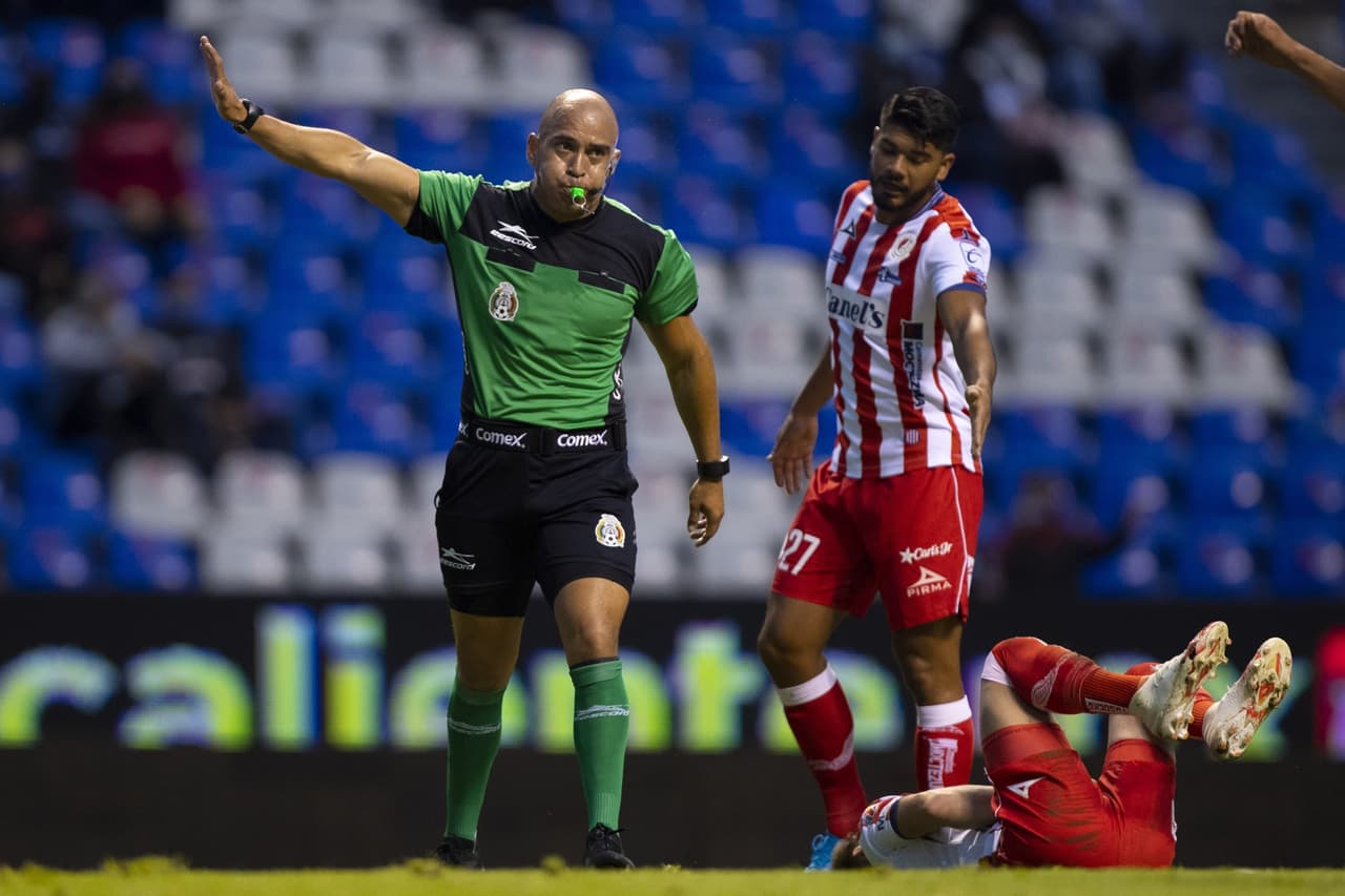 Al 35’, el VAR dejaba ir una entrada de tarjeta roja de Emanuel Gularte sobre Piñuelas.