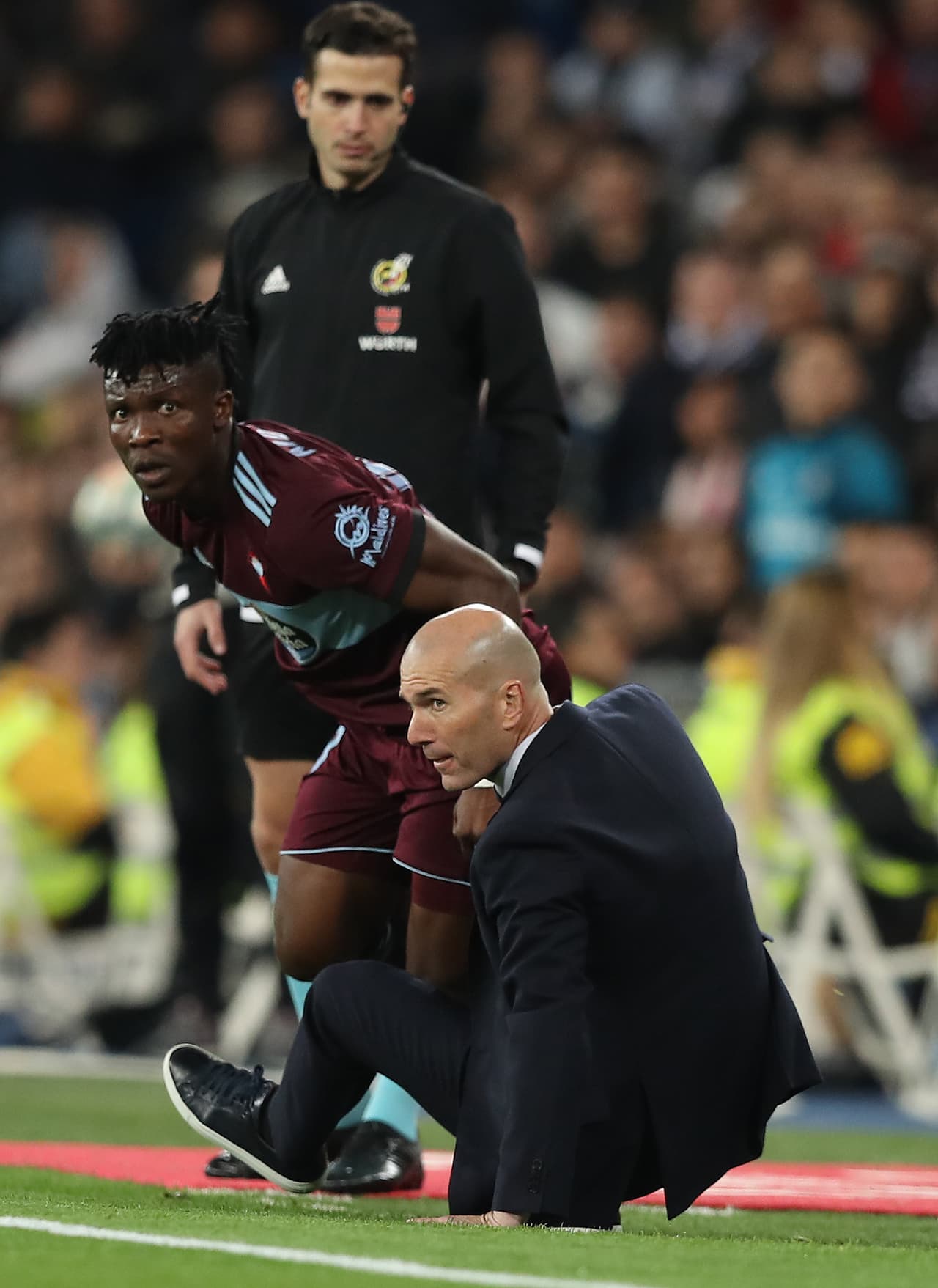 Joseph Aidoo estaba dispuesto a seguir en el juego y el francés no perdía detalle aún estando en el campo tirado.